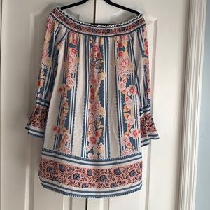 Super cute off the shoulder (or not 😉) dress!